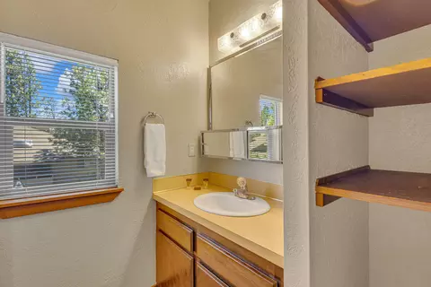 Bath - 17654 Pinnacle Ln # 18, Sunriver, OR 97707 photo 3 of 6