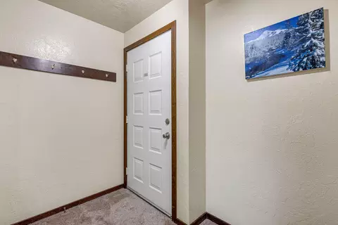 Entry Way - 17654 Pinnacle Ln # 18, Sunriver, OR 97707 photo 3 of 6