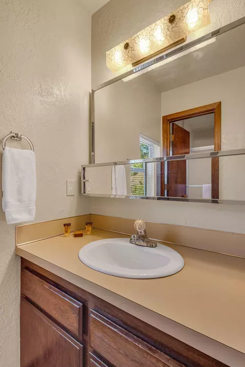 Bath - 17654 Pinnacle Ln # 18, Sunriver, OR 97707 photo 5 of 6