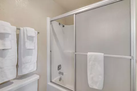Bath - 17654 Pinnacle Ln # 18, Sunriver, OR 97707 photo 6 of 6