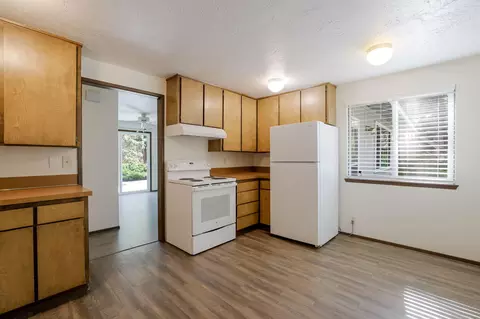 Kitchen - 19968 Double Tree Ct, Bend, OR 97702 photo 2 of 3