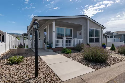 333 Mountain View Dr #80, Talent, OR 97540
