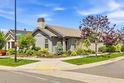 3841 Shamrock Dr, Medford, OR 97504