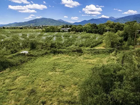 258 Cabbage Ln, Phoenix, OR 97535