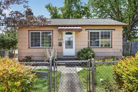 347 N 2nd St, Central Point, OR 97502