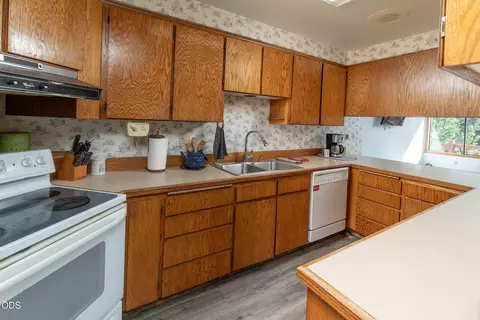 Kitchen - 52971 Bridge Dr, La Pine, OR 97739 photo 1 of 1