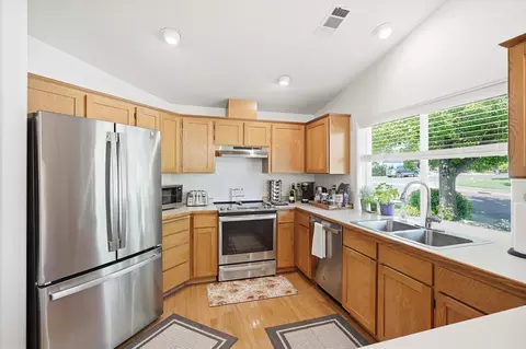 Kitchen - 96 Mountain View Dr, Phoenix, OR 97535 photo 1 of 2