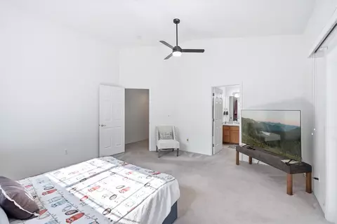 Bedroom - 96 Mountain View Dr, Phoenix, OR 97535 photo 2 of 3