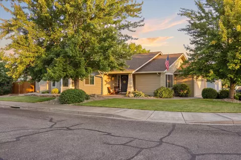 96 Mountain View Dr, Phoenix, OR 97535