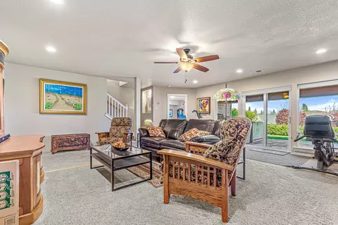 Living - 161 Skyhawk Dr, Eagle Point, OR 97524 photo 4 of 7