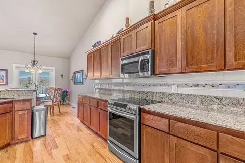 Kitchen - 161 Skyhawk Dr, Eagle Point, OR 97524 photo 1 of 2