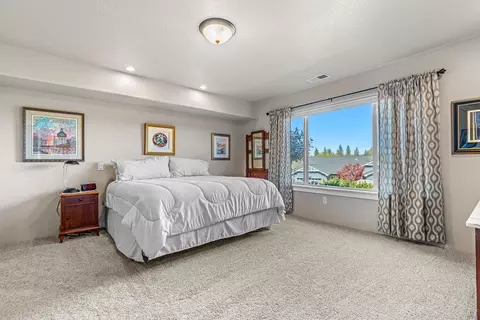 Bedroom - 161 Skyhawk Dr, Eagle Point, OR 97524 photo 3 of 4