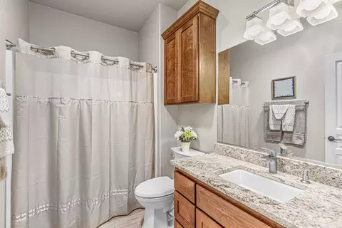 Bath - 161 Skyhawk Dr, Eagle Point, OR 97524 photo 2 of 3