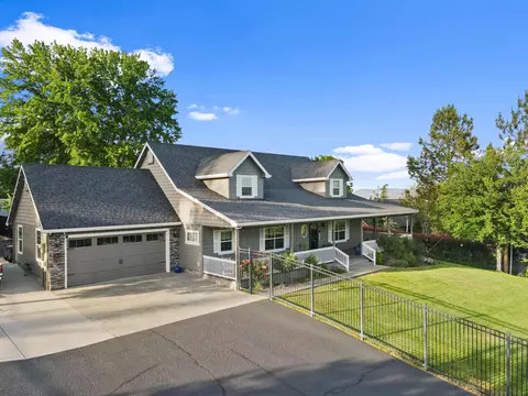 1914 Old Military Rd, Central Point, OR 97502
