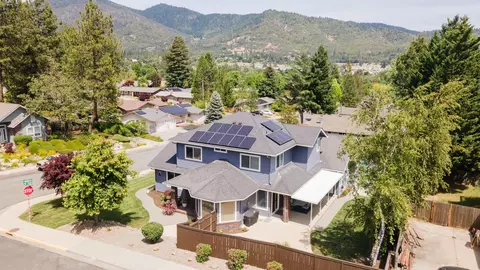 965 NW Valley View Dr, Grants Pass, OR 97526
