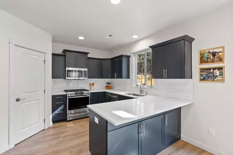 Kitchen - 20429 SE Senden Ln, Bend, OR 97702 photo 1 of 5