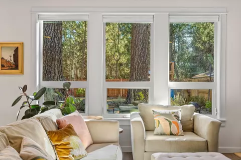 Living - 20429 SE Senden Ln, Bend, OR 97702 photo 2 of 3