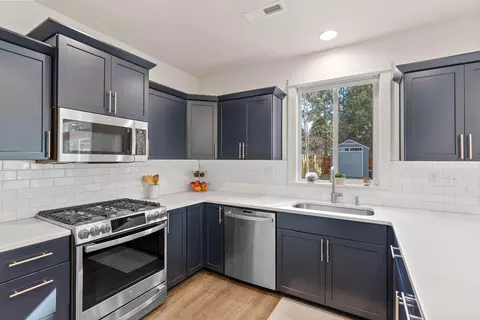 Kitchen - 20429 SE Senden Ln, Bend, OR 97702 photo 3 of 5