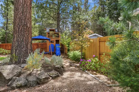 Exterior - 20429 SE Senden Ln, Bend, OR 97702 photo 11 of 19