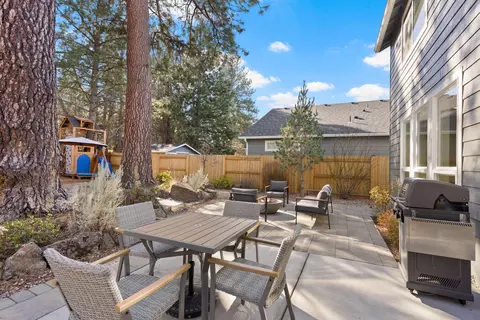 Exterior - 20429 SE Senden Ln, Bend, OR 97702 photo 4 of 19