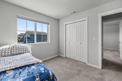 Bedroom - 21182 Thomas Dr, Bend, OR 97702 photo 3 of 7