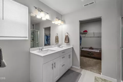Bath - 21182 Thomas Dr, Bend, OR 97702 photo 3 of 4