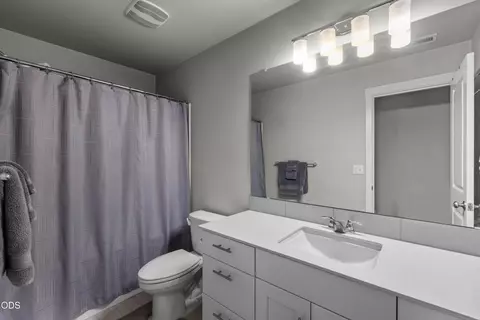 Bath - 21182 Thomas Dr, Bend, OR 97702 photo 1 of 4