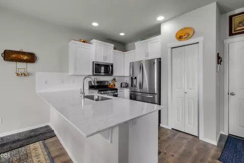 Kitchen - 21182 Thomas Dr, Bend, OR 97702 photo 2 of 2