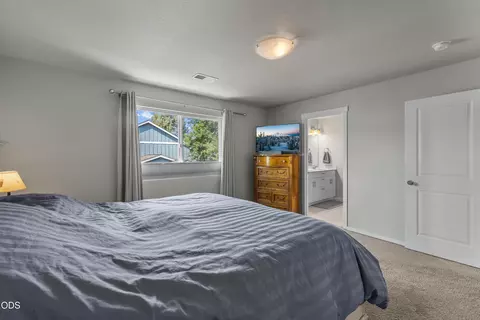 Bedroom - 21182 Thomas Dr, Bend, OR 97702 photo 6 of 7