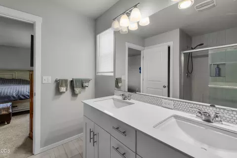 Bath - 21182 Thomas Dr, Bend, OR 97702 photo 2 of 4