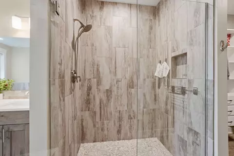 Bath - 2714 NW 23rd Loop, Redmond, OR 97756 photo 4 of 5