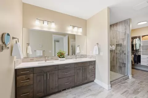 Bath - 2714 NW 23rd Loop, Redmond, OR 97756 photo 2 of 5