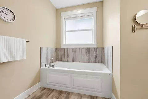 Bath - 2714 NW 23rd Loop, Redmond, OR 97756 photo 3 of 5
