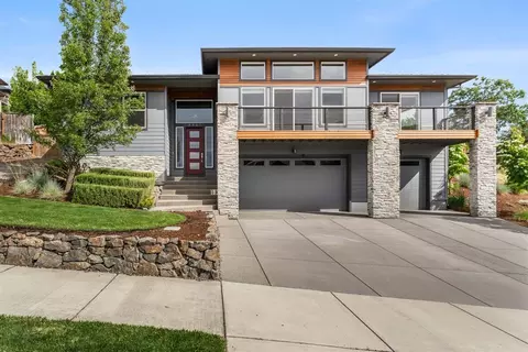 4461 Vista Pointe Dr, Medford, OR 97504