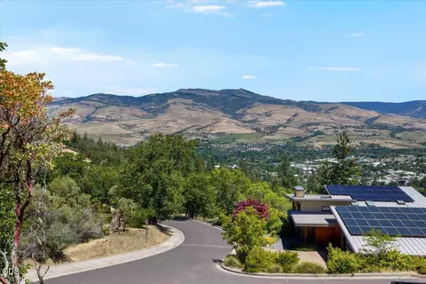 163 Hitt Rd, Ashland, OR 97520