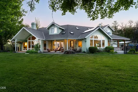 1117 Peco Rd, Grants Pass, OR 97526
