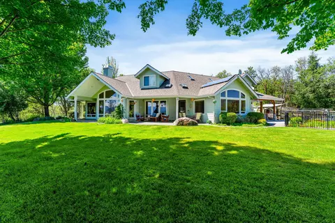 1117 Peco Rd, Grants Pass, OR 97526