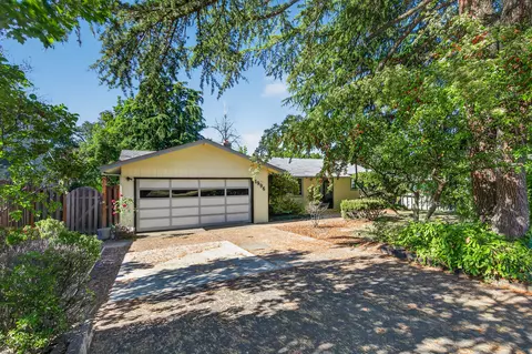 1996 Woodlawn Dr, Medford, OR 97504