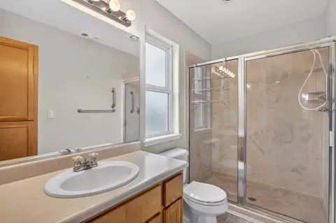 Bath - 1375 Forestview Dr, Grants Pass, OR 97527 photo 1 of 2