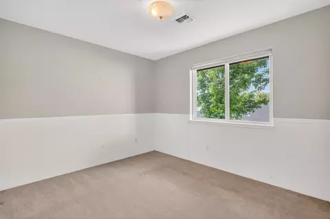 Bedroom - 1375 Forestview Dr, Grants Pass, OR 97527 photo 6 of 7