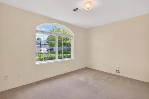 Bedroom - 1375 Forestview Dr, Grants Pass, OR 97527 photo 4 of 7