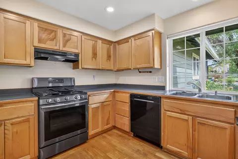 Kitchen - 1375 Forestview Dr, Grants Pass, OR 97527 photo 2 of 4