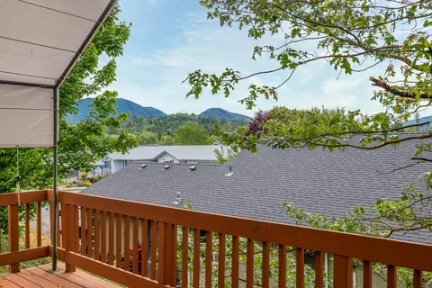 Exterior - 1375 Forestview Dr, Grants Pass, OR 97527 photo 5 of 14