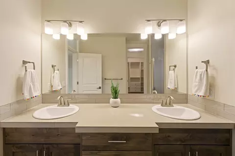Bath - 63367 NW Clearstone Dr, Bend, OR 97703 photo 2 of 4