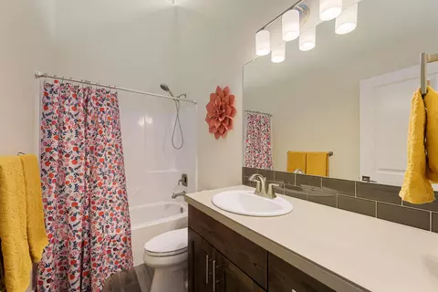 Bath - 63367 NW Clearstone Dr, Bend, OR 97703 photo 4 of 4