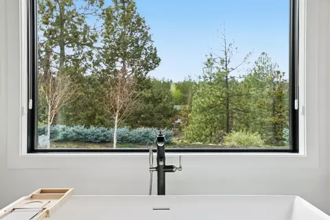 Bath - 20172 Soft Breeze Ct, Bend, OR 97703 photo 2 of 9