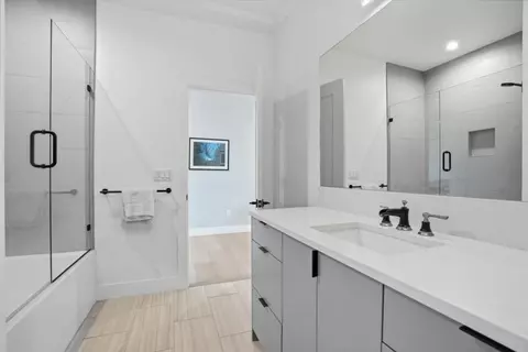 Bath - 20172 Soft Breeze Ct, Bend, OR 97703 photo 8 of 9