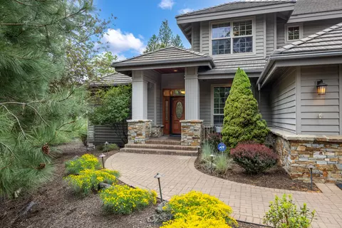 Exterior - 19598 Green Lakes Loop, Bend, OR 97702 photo 4 of 17