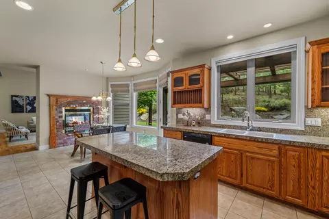 Kitchen - 19598 Green Lakes Loop, Bend, OR 97702 photo 5 of 5