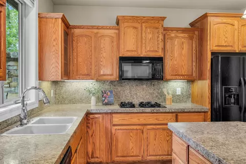 Kitchen - 19598 Green Lakes Loop, Bend, OR 97702 photo 2 of 5